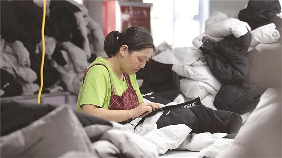 党建触角熔铸乡村肌理 济宁服装产业蝶变跃升——“灯塔·济宁党建”驻村联户机制诠释新时代菜农与衣物共谋的温情解码